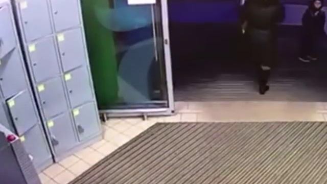Брать чужое нехорошо! Полицейские разыскивают женщину, похитившую деньги из купюроприемника смотреть онлайн