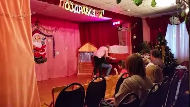 Любительский театр "Конфетти" в РЦ "Аленький цветочек" (отрывок выступления) смотреть онлайн
