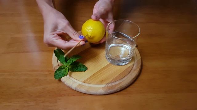 Как быстро выдавить сок из лимона, не разрезая его