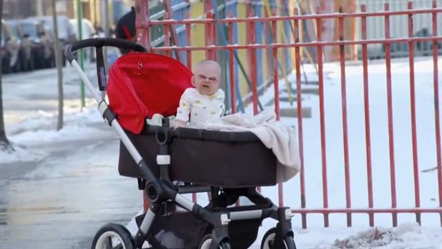 Дьявол в детской коляске. Жестокий розыгрыш | Devil Baby Attack Prank смотреть онлайн