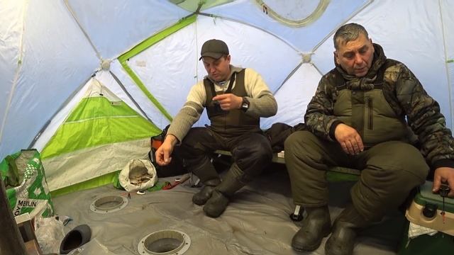 ЖЕСТЬ! Клёв КАРАСЯ Зимой! ЛОВЛЯ КАРАСЯ со ЛЬДА на МОРМЫШКУ! Рыбалка 2022! смотреть онлайн
