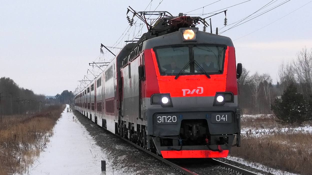 ЭП20-041 со скорым двухэтажным поездом Москва — Ижевск следует через о.п. Совхозный
