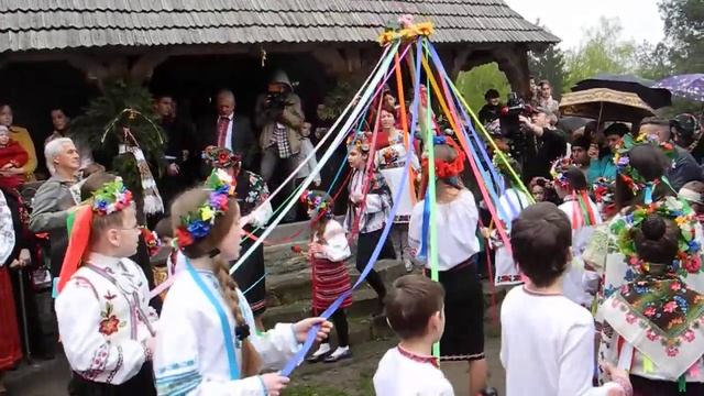 "Поливальный понедельник" в музее под открытым небом в Киеве: праздник смотреть онлайн