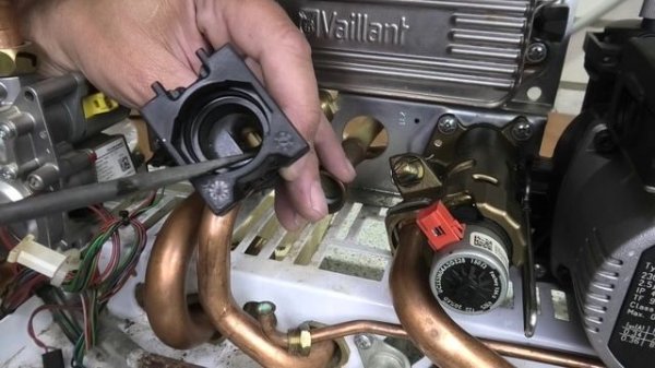 Газовый котёл Vaillant Как самому снять датчик протока (Аквасенсор) почистить и установить на место