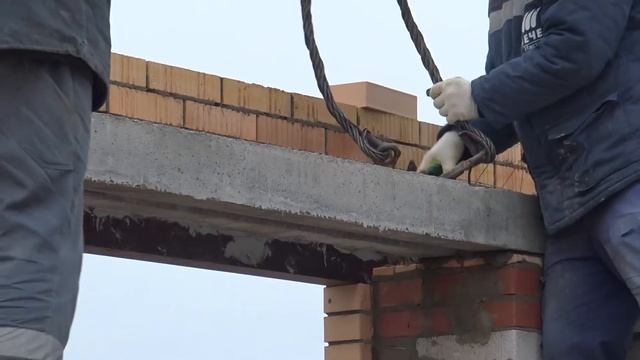 Кладка стен двухэтажного дома. Керамический кирпич и газоблок. смотреть онлайн