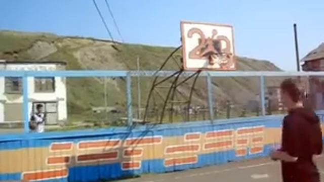 Данк после аллеупа из за забора. смотреть онлайн