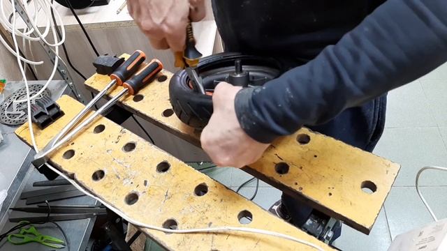 ШИНОМОНТАЖ ЗАДНЕГО КОЛЕСА ЭЛЕКТРОСАМОКАТА KUGOO M2 PRO