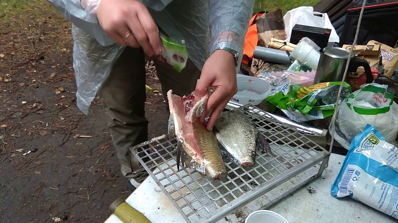 Кулинария с ТЕРНИКС. Копчение леща на рыбалке. смотреть онлайн