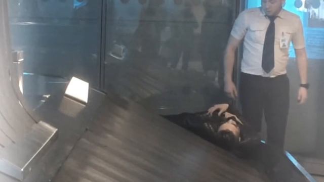 Человек на ленте в аэропорту. The man on the baggage carousel at the airport. смотреть онлайн