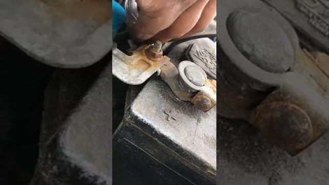 Changing headlight bulb in Chevy Aveo 07-10 смотреть онлайн