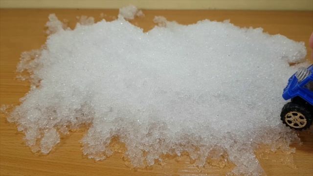 Машинки проезжают по снегу. смотреть онлайн