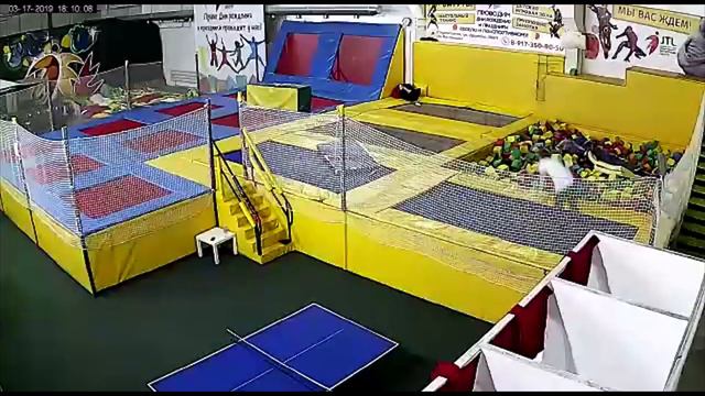 В Башкирии 9-летняя девочка разбила голову в батутном центре смотреть онлайн