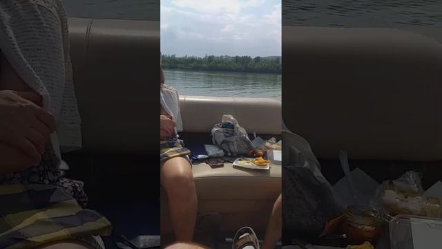 Прогулка на моторной лодке по озеру в США из штата Вермонта в штат Масачусиц туда и обратно(1) смотреть онлайн