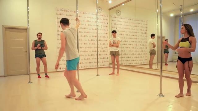 Парни пробуют ТАНЦЫ НА ПИЛОНЕ ☑️ смотреть онлайн