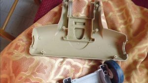 ремонт колеса к щётке  у пылесоса.