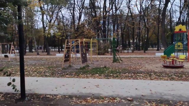 Светящиеся скамейки и не только в верхнем городском саду (4К) смотреть онлайн