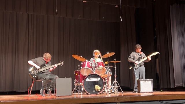 Smells Like Teen Spirit - School Performance смотреть онлайн