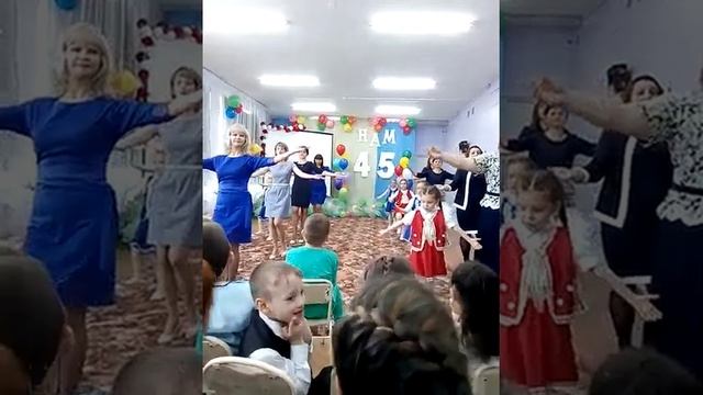 Танец детей и воспитателей на юбилей детского сада Валдгейм смотреть онлайн