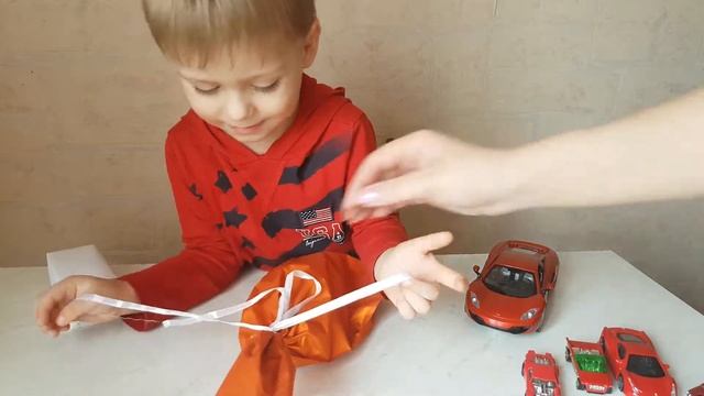 Сюрприз , Распаковка машинок , MCLAREN, FERRARI смотреть онлайн