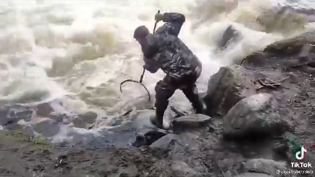 вот так надо рыбачить)))))) смотреть онлайн