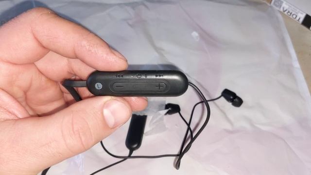 Беспроводные наушники Sony WI-C100 смотреть онлайн