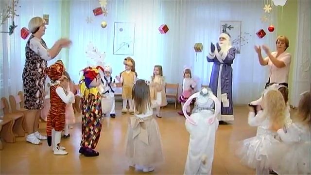 Веселая песенка, хоровод с Дедом Морозом, веселый танец с Дедом Морозом смотреть онлайн