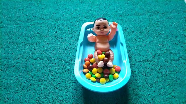 Boneka bayi mandi dengan permen caca смотреть онлайн