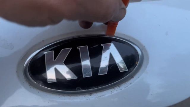 Как снять эмблему?