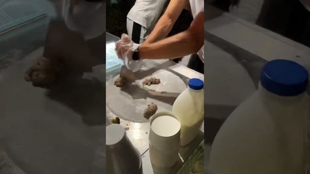 КАК ГОТОВЯТ ЖАРЕНОЕ МОРОЖЕНОЕ #мороженое #жареноемороженое #жизнь #сочи #море #лето #ривьера смотреть онлайн