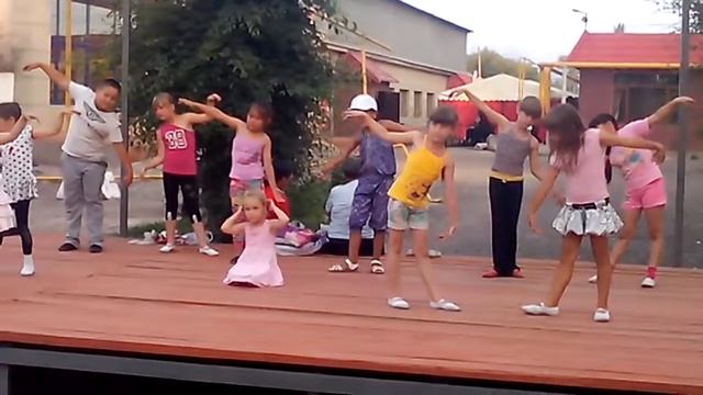 Наш танец я в длинных,черных штанах смотреть онлайн