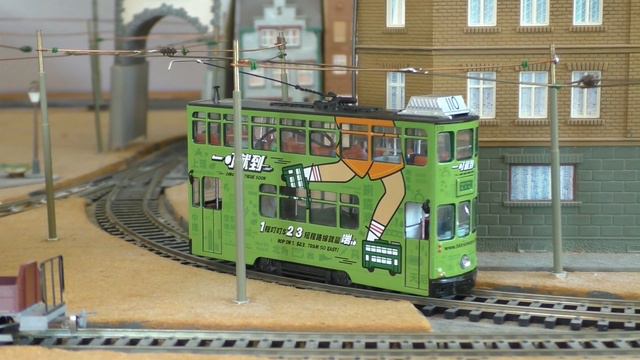 Hong Kong Tram 110 in 1:76, motorised смотреть онлайн