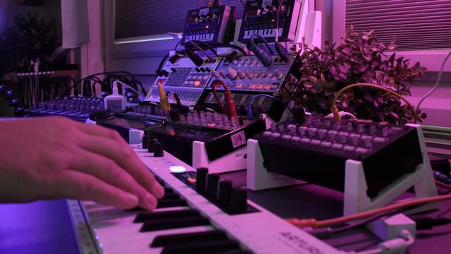ARP130, a keystep 37 arpeggiator beat with Volcas смотреть онлайн
