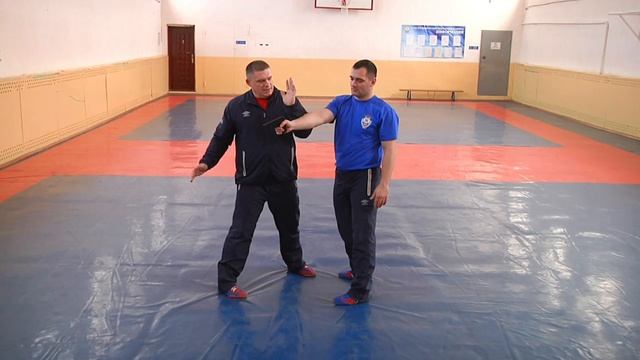 Боевые приемы борьбы полиции.Защита при угрозе пистолетом спереди в упор. смотреть онлайн