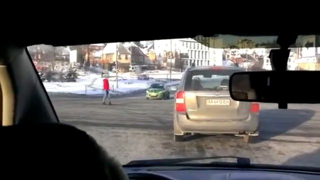 Современная Украина. Девушка регулирует дорожное движение. смотреть онлайн