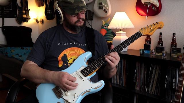 Easy Blues Lick Revisited a Year later - Definitely More Confident Now 😀 смотреть онлайн