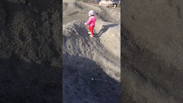 Baba ve kizi Почему дети любят больше пап? Ответ простой-папа разрешает все;))) смотреть онлайн