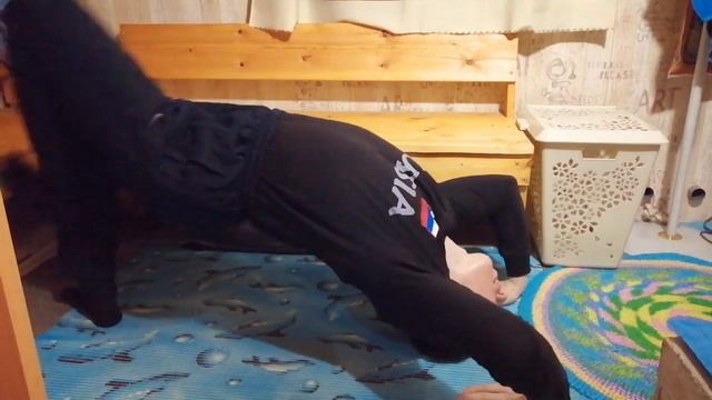 Встаём на мост с места, и кувырок назад :) смотреть онлайн