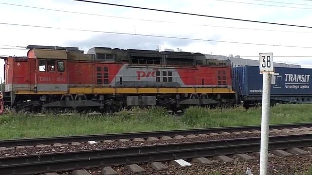 Тепловоз ТЭМ14-0072 (ТЧЭ-5) производит манёвровую работу с контейнерным составом.