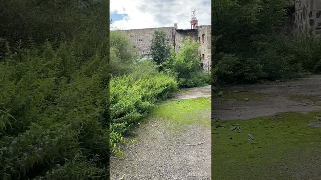 Заброшенный замок в деревне 