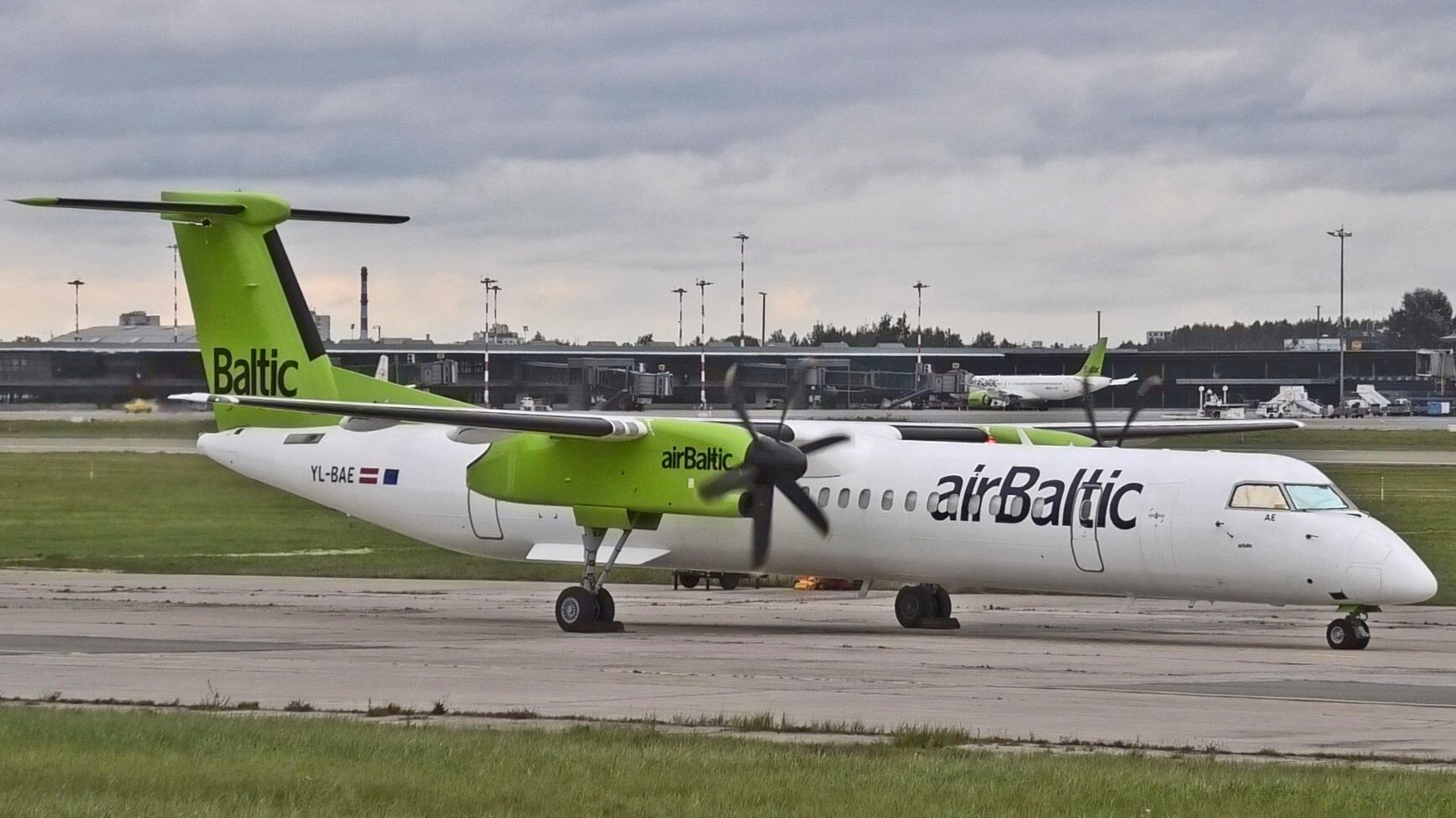 Прощай, "дашка"! Авиакомпания airBaltic официально простилась с Dash Q400. Видеоподборка на прощание смотреть онлайн