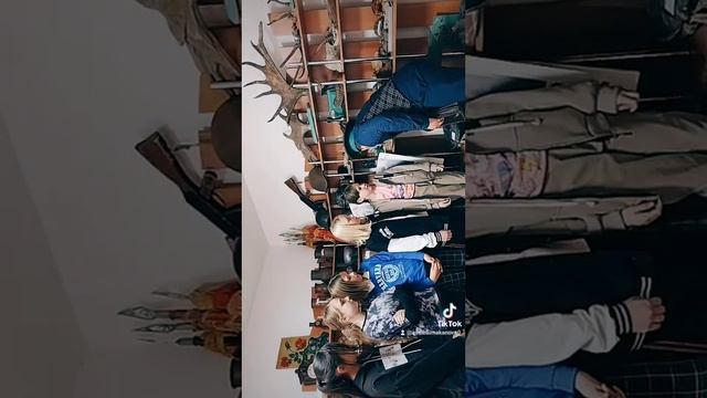 Исторический, школьный музей. Ученики в музее истории. смотреть онлайн