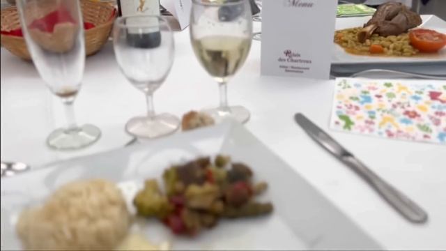 ЯЙЦА не КРАСИМ. КУЛИЧИ не ПЕЧЁМ. Празднуем ПАСХУ по-французски. РЕСТОРАН и ТАНЦЫ смотреть онлайн