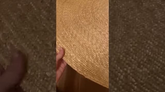 Соломенная шляпа с широкими полями смотреть онлайн