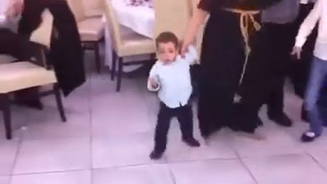 The youngest dancer - Greek dance - Kalamatiano. Юный танцор - греческий танец - Каламатьяно. смотреть онлайн