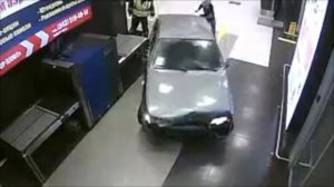 Как экс-полицейский на ВАЗ-2115 Казанский аэропорт раскурочил