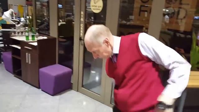 Копия видео "ПАПА ВЫПИЛ МИНЕРОЛ И ТАНЦУЕТ РОК-Н-РОЛЛ. ЮБИЛЕЙ 70 ЛЕТ" смотреть онлайн