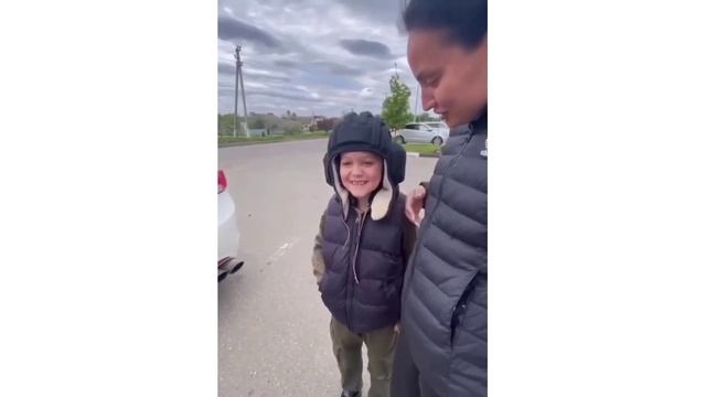 8 летний Леша из Белгородской области отдает честь нашим солдатам! Вот он патриот нашей страны!??? смотреть онлайн