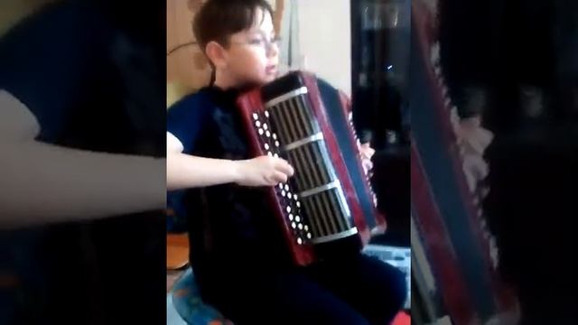 Я играю на баяне вальс ,,Под небом Парижа,, смотреть онлайн