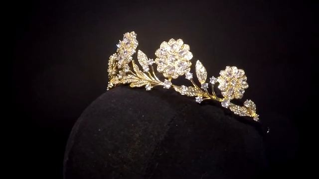 Another look at the Golden Strathmore Rose tiara replica смотреть онлайн