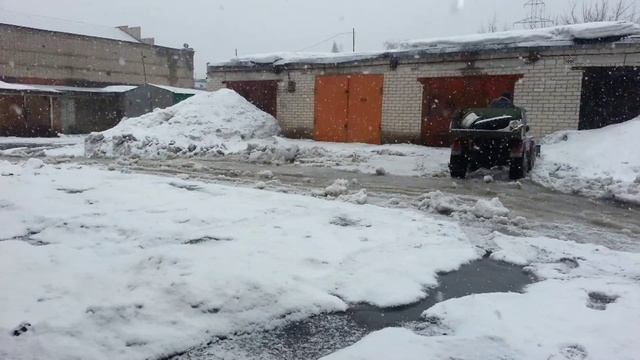 Мини трактор Ижик Чистим территорию Двигаем снег в кучу смотреть онлайн